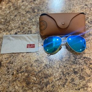 Aviator flash lenses in color blue. Great condition no scratches!